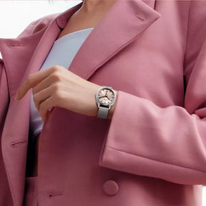 Relógio Feminino Prata Aurora Rosa mulher usando