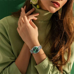 Relógio Feminino Prata Aurora Verde mulher usando