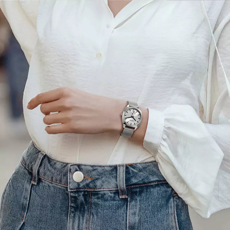 Relógio Feminino Prata Aurora mulher usando