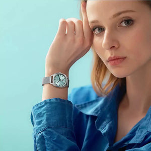 Relógio Feminino Prata Aurora Azul mulher usando