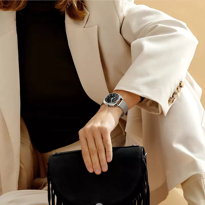 Relógio Feminino Prata Aurora Preto mulher usando